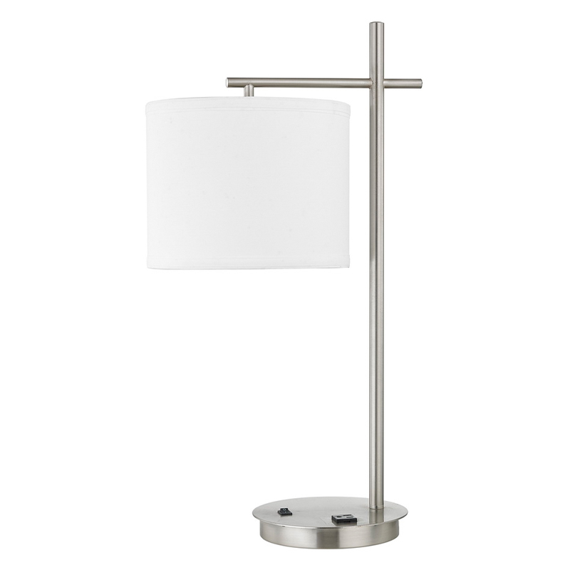Đèn bàn Corbel với lớp hoàn thiệnniken, một công tắc rocker/off và một ổ cắm tiện lợi tại phòng khách