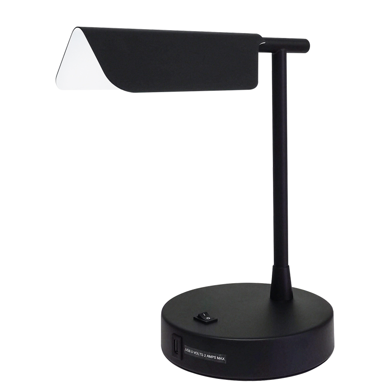Đèn bàn đen mờ với công tắc rocker/off, một ổ cắm tiện lợi và cổng sạc USB tại phòng khách của khách sạn
