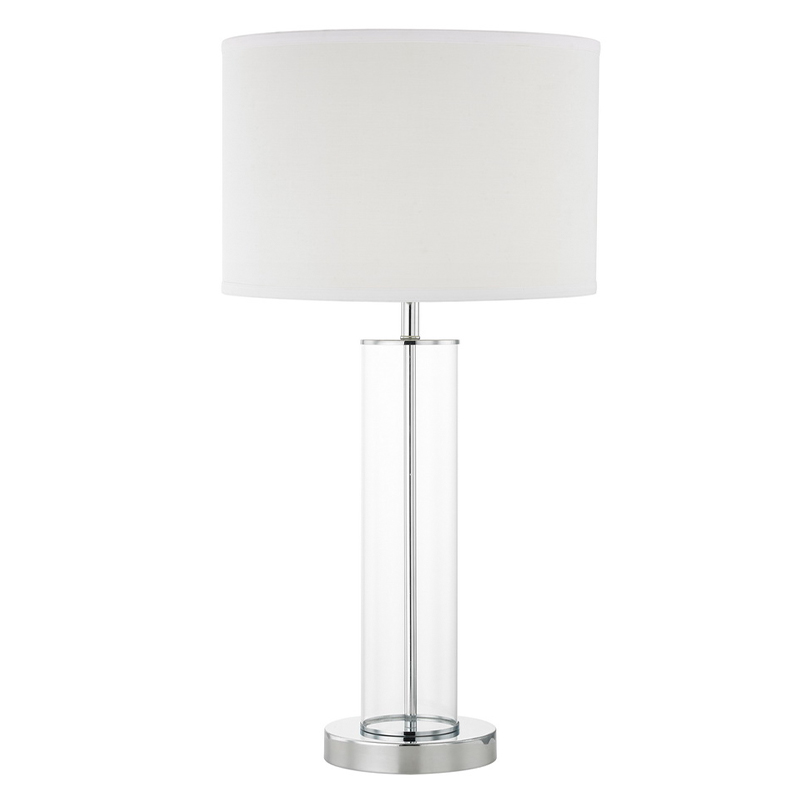 Đèn bàn kính trong với lớp hoàn thiện chrome được đánh bóng tại phòng khách của khách sạn