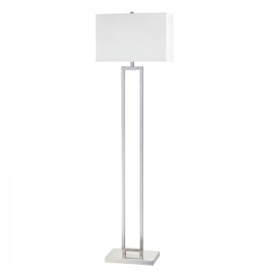 Sofa khách sạn Marriott bên cạnh đèn sàn với lớp hoàn thiệnniken ở phòng khách